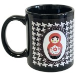 Tasse en cramique noire Poupe russe by Cbkreation